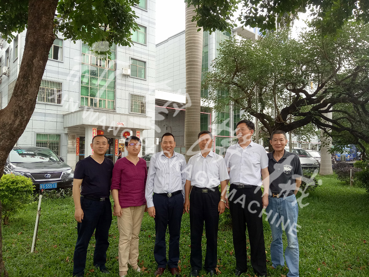 總裝備部劉思剛少將、新華社李建琦博士一行蒞臨新望公司考察指導(dǎo)
