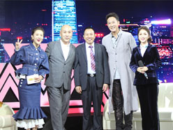 新望董事長(zhǎng)羅永輝與著名歌星劉尊老師、汪正正老師、郭津彤老師、主持人雅琪在北京電視臺(tái)錄制節(jié)目現(xiàn)場(chǎng)親切合影